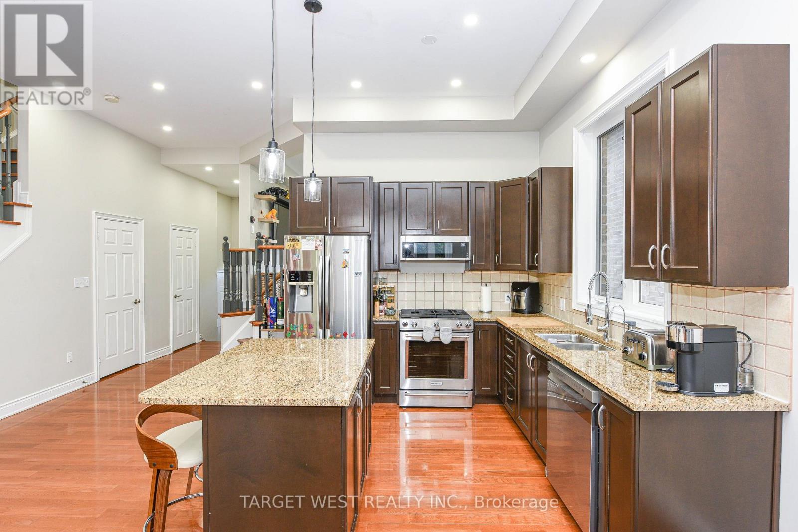 87 Park Street W, Mississauga, ON - Indoor Photo Showing Kitchen With Double Sink With Upgraded Kitchen