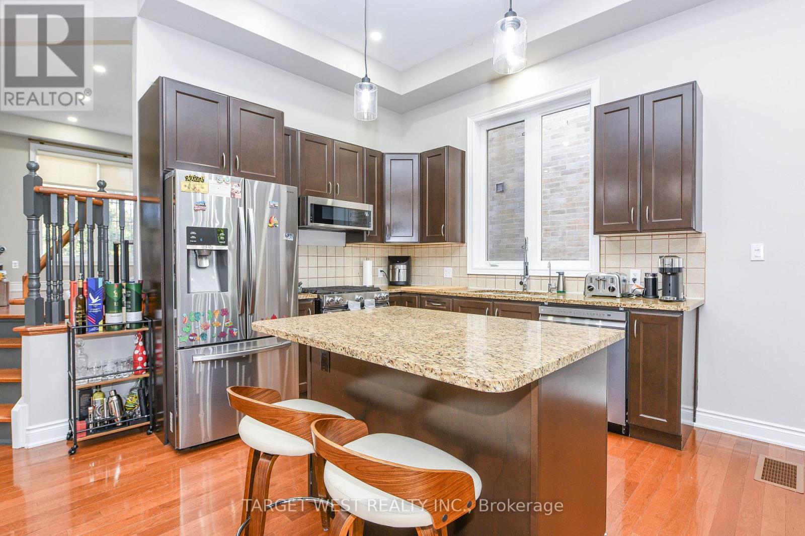 87 Park Street W, Mississauga, ON - Indoor Photo Showing Kitchen With Upgraded Kitchen