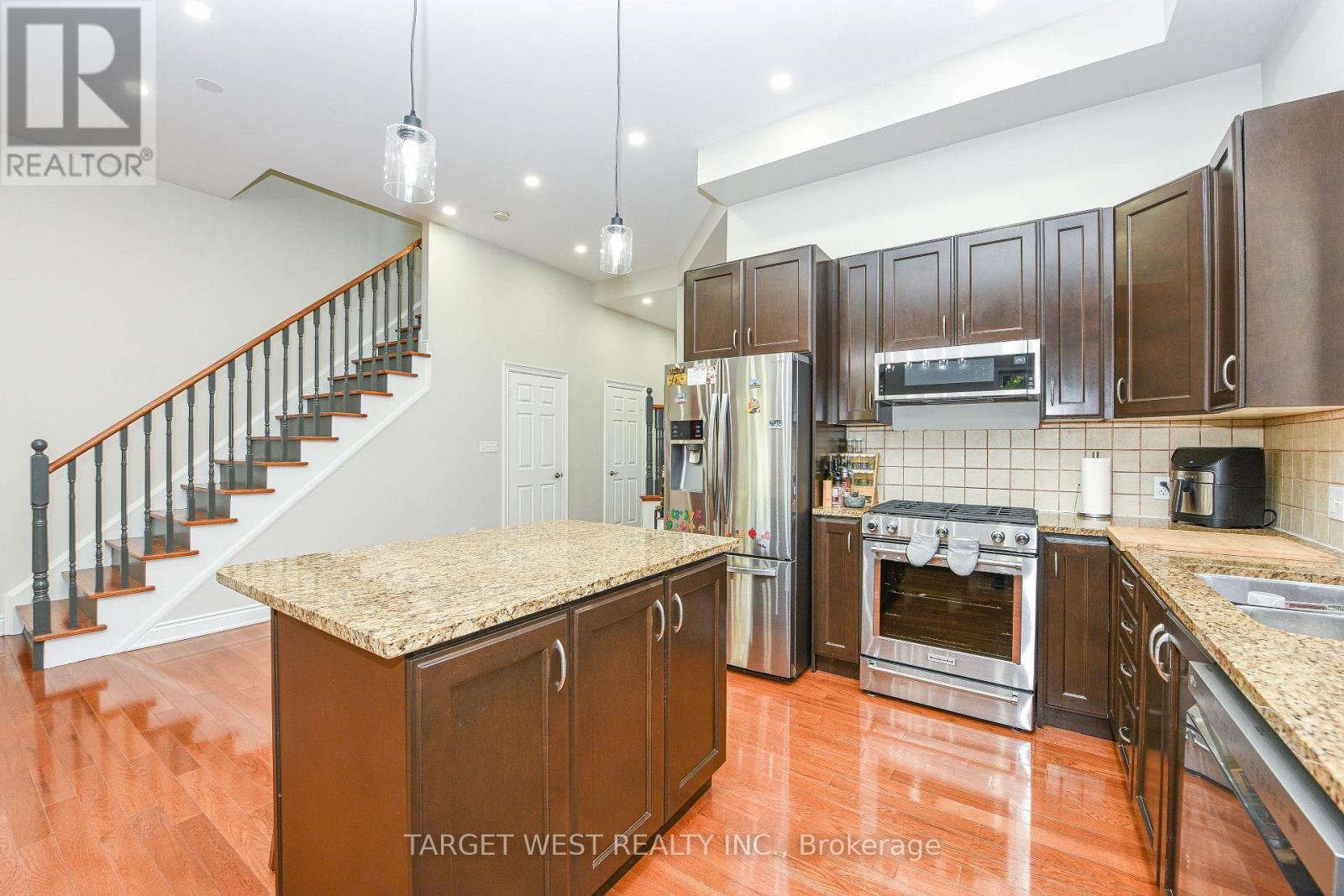 87 Park Street W, Mississauga, ON - Indoor Photo Showing Kitchen With Double Sink With Upgraded Kitchen