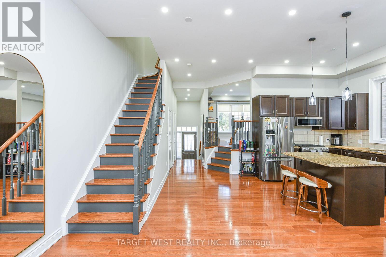 87 Park Street W, Mississauga, ON - Indoor Photo Showing Kitchen With Upgraded Kitchen