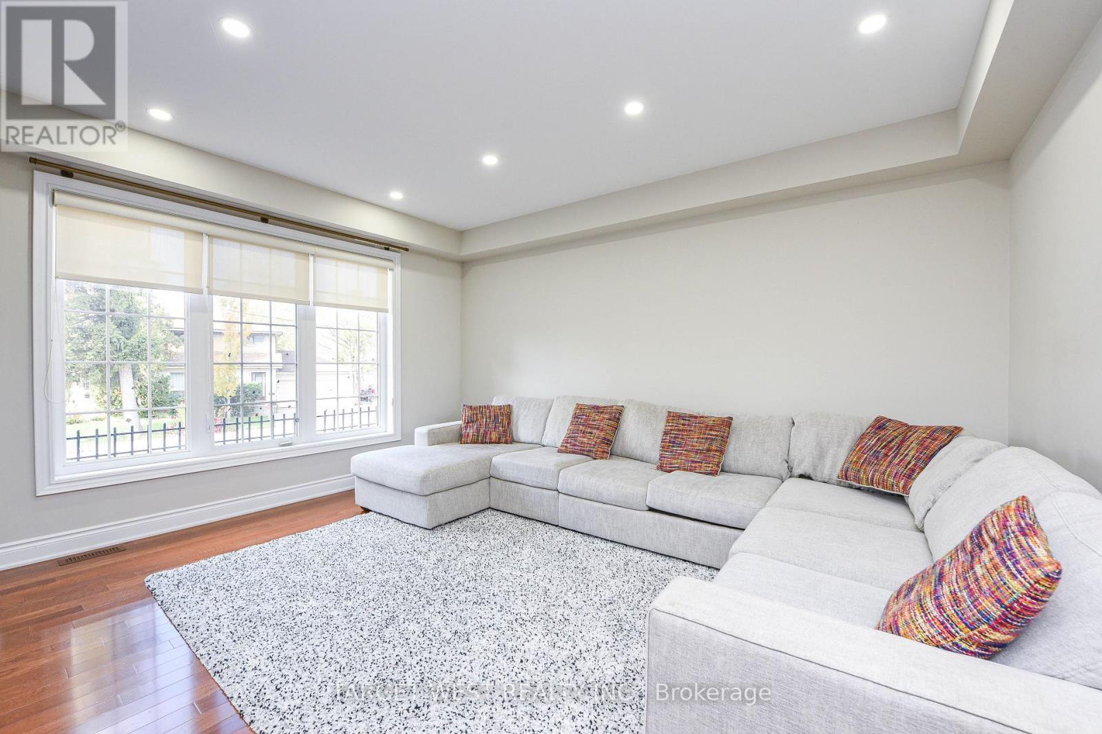 87 Park Street W, Mississauga, ON - Indoor Photo Showing Living Room