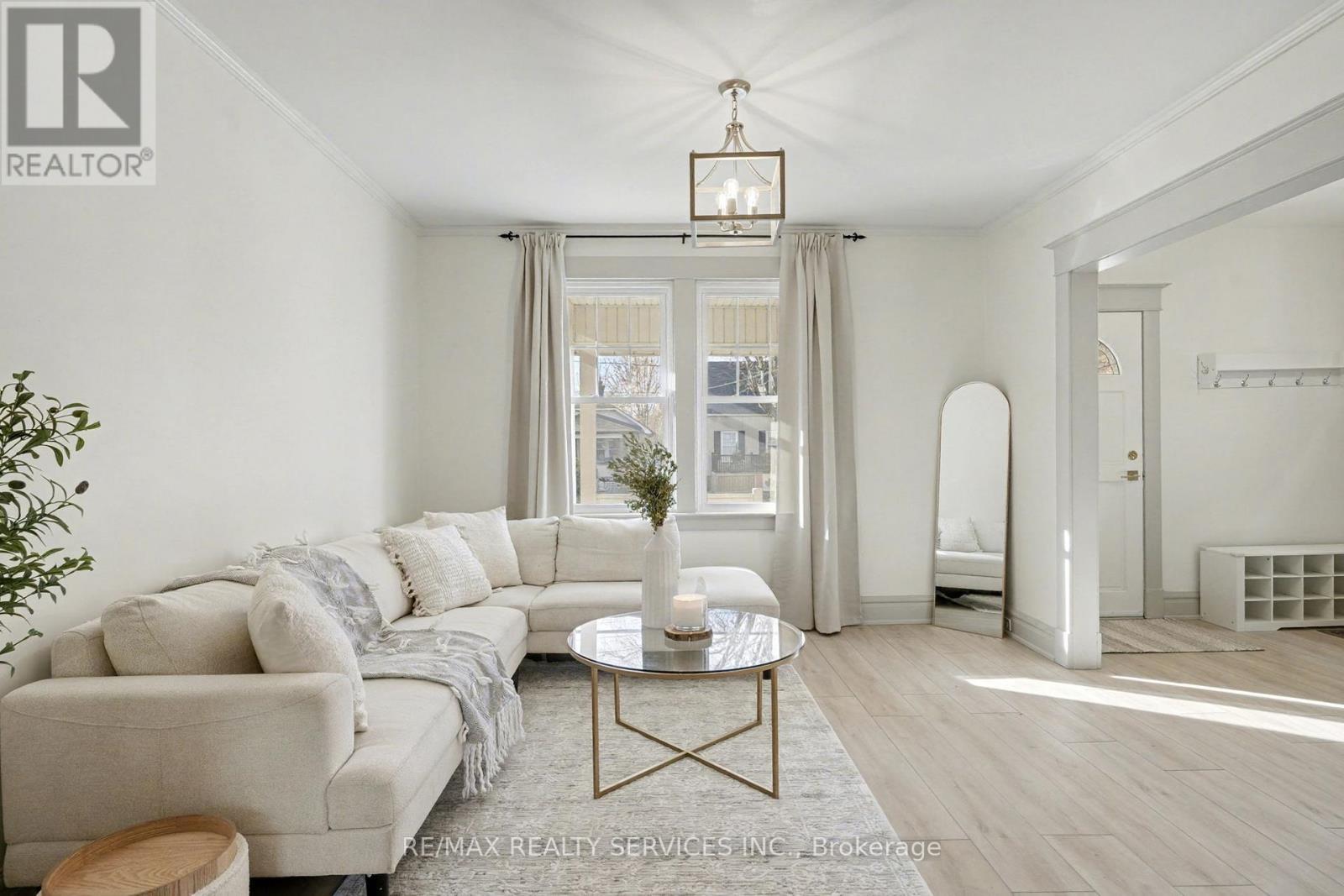 39 Fielden Avenue, Port Colborne, ON - Indoor Photo Showing Living Room
