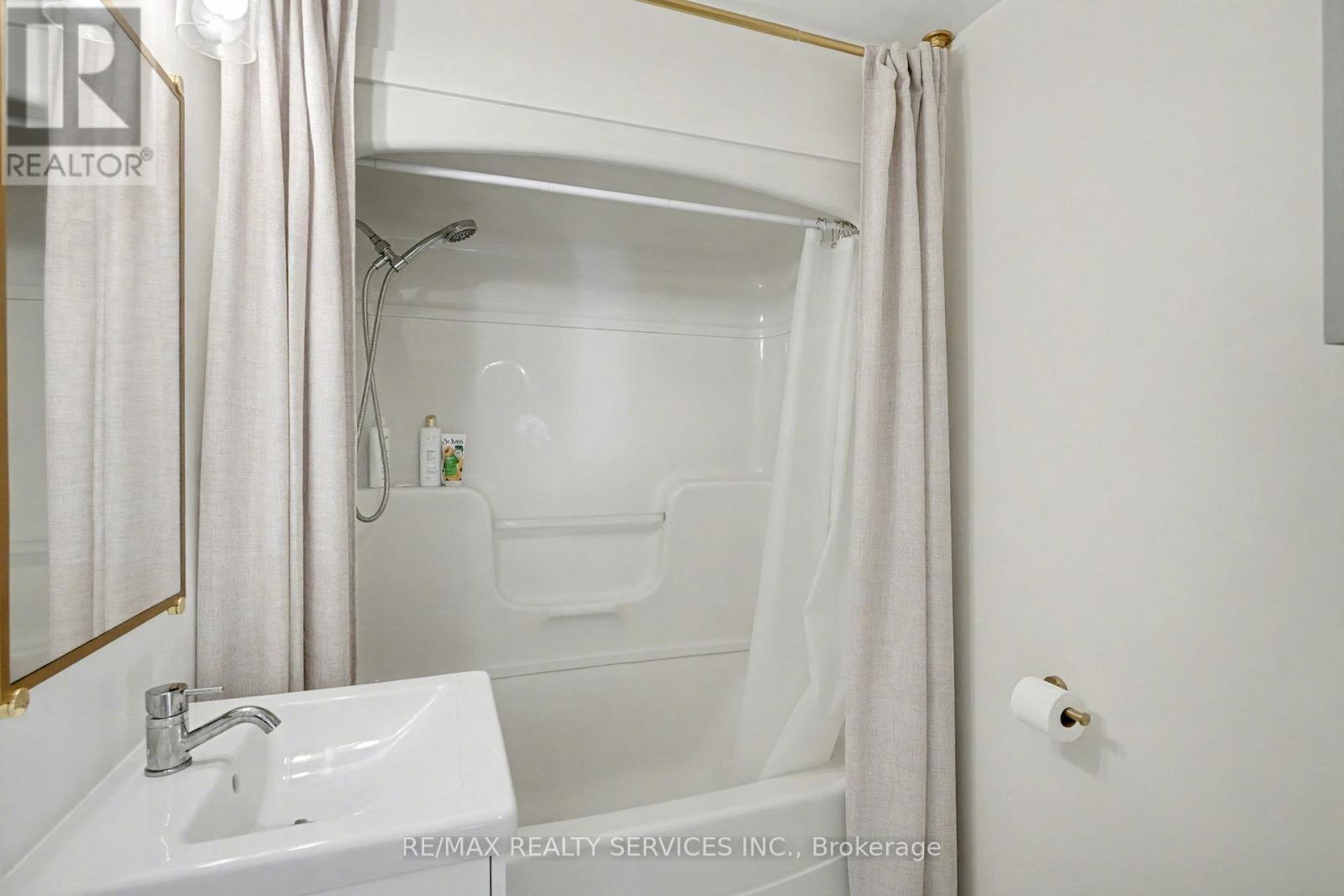 39 Fielden Avenue, Port Colborne, ON - Indoor Photo Showing Bathroom
