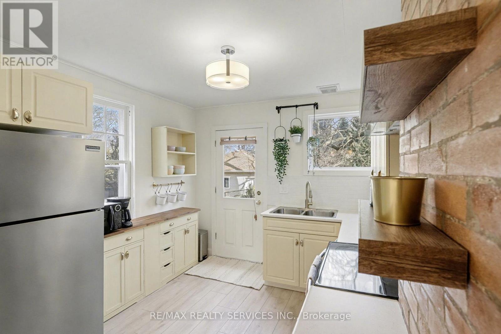 39 Fielden Avenue, Port Colborne, ON - Indoor Photo Showing Kitchen With Double Sink