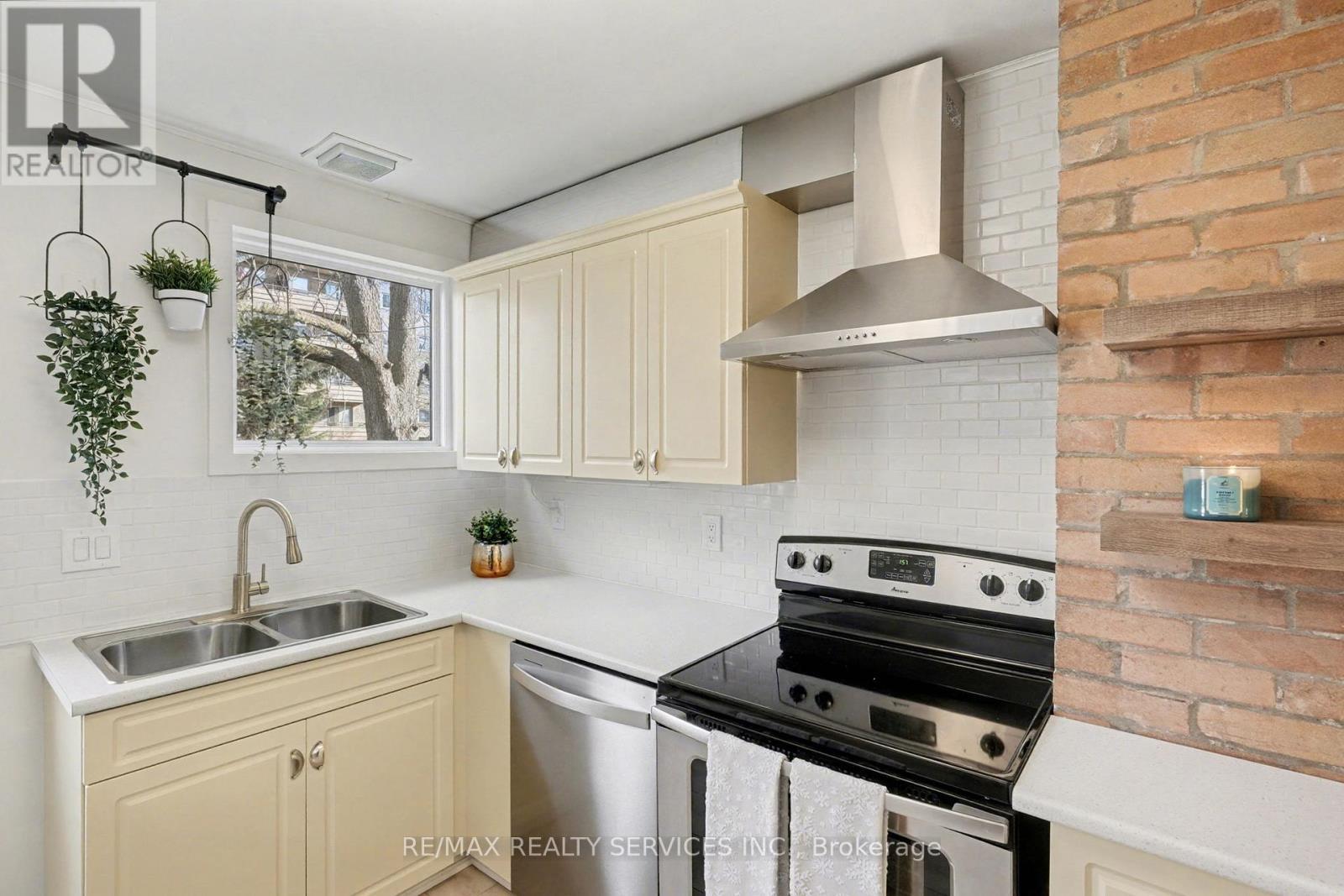 39 Fielden Avenue, Port Colborne, ON - Indoor Photo Showing Kitchen With Double Sink