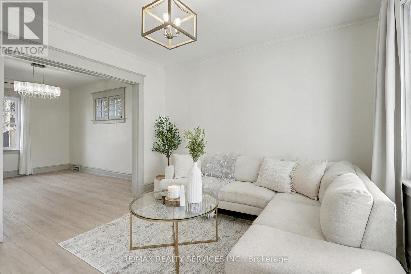 39 Fielden Avenue, Port Colborne, ON - Indoor Photo Showing Living Room