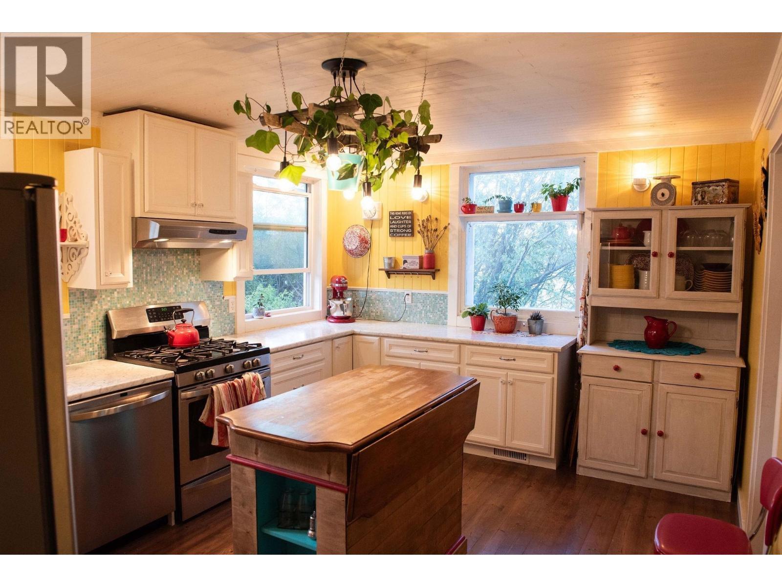 157 W Columbia Street, Vanderhoof, BC - Indoor Photo Showing Kitchen