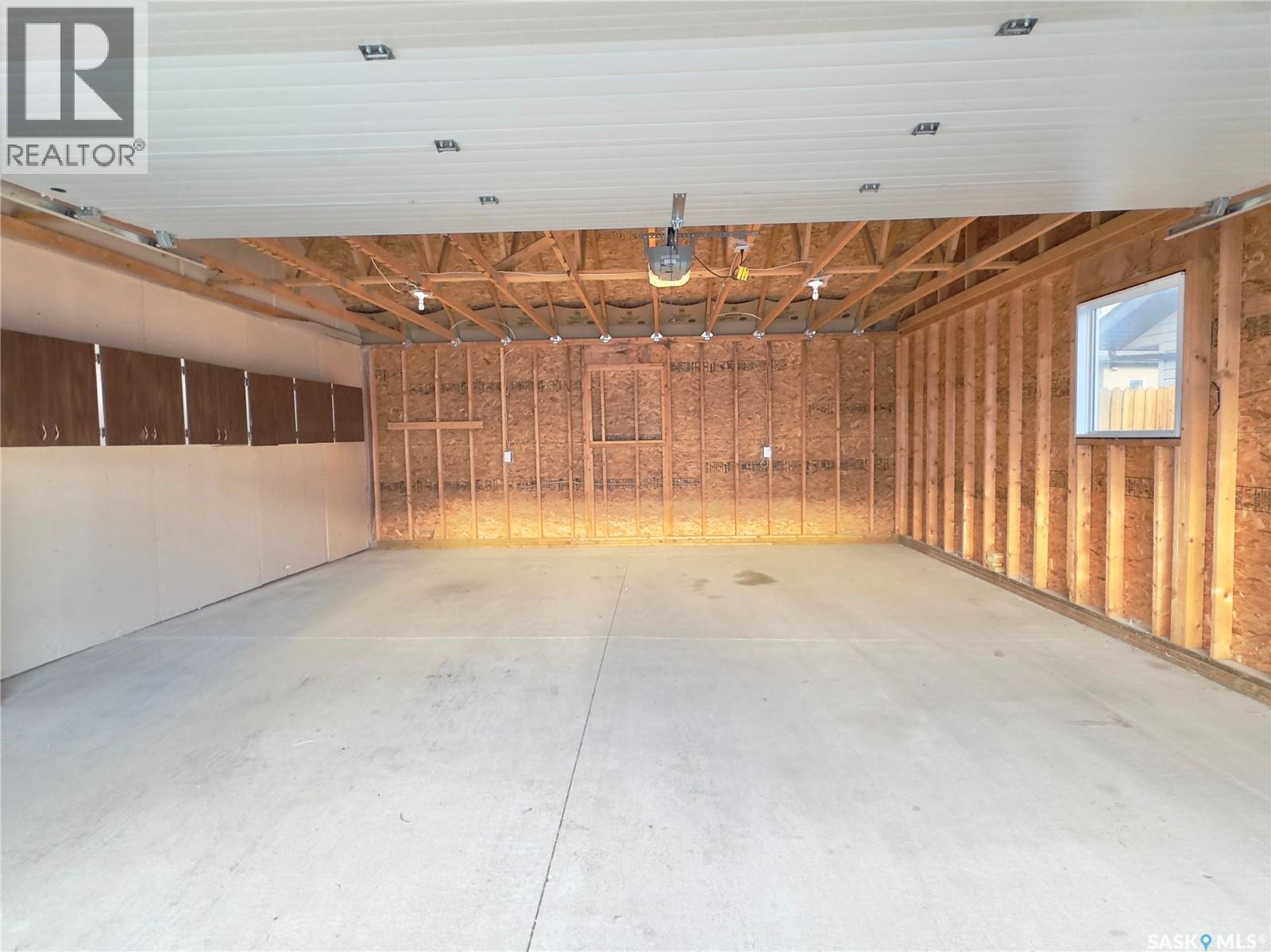 1026 Willowgrove Crescent, Saskatoon, SK - Indoor Photo Showing Garage