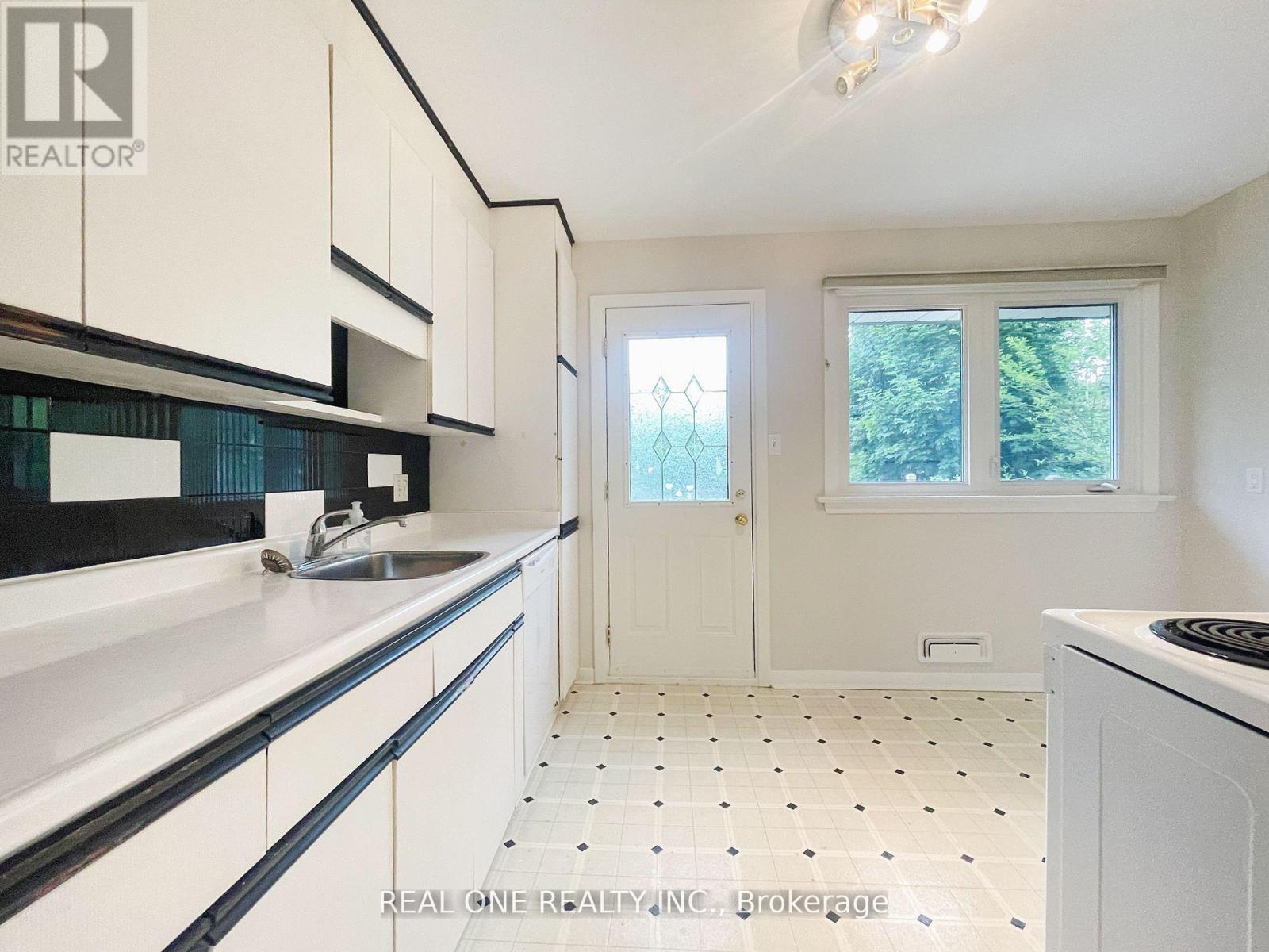 48 Lionel Heights Crescent, Toronto, ON - Indoor Photo Showing Kitchen