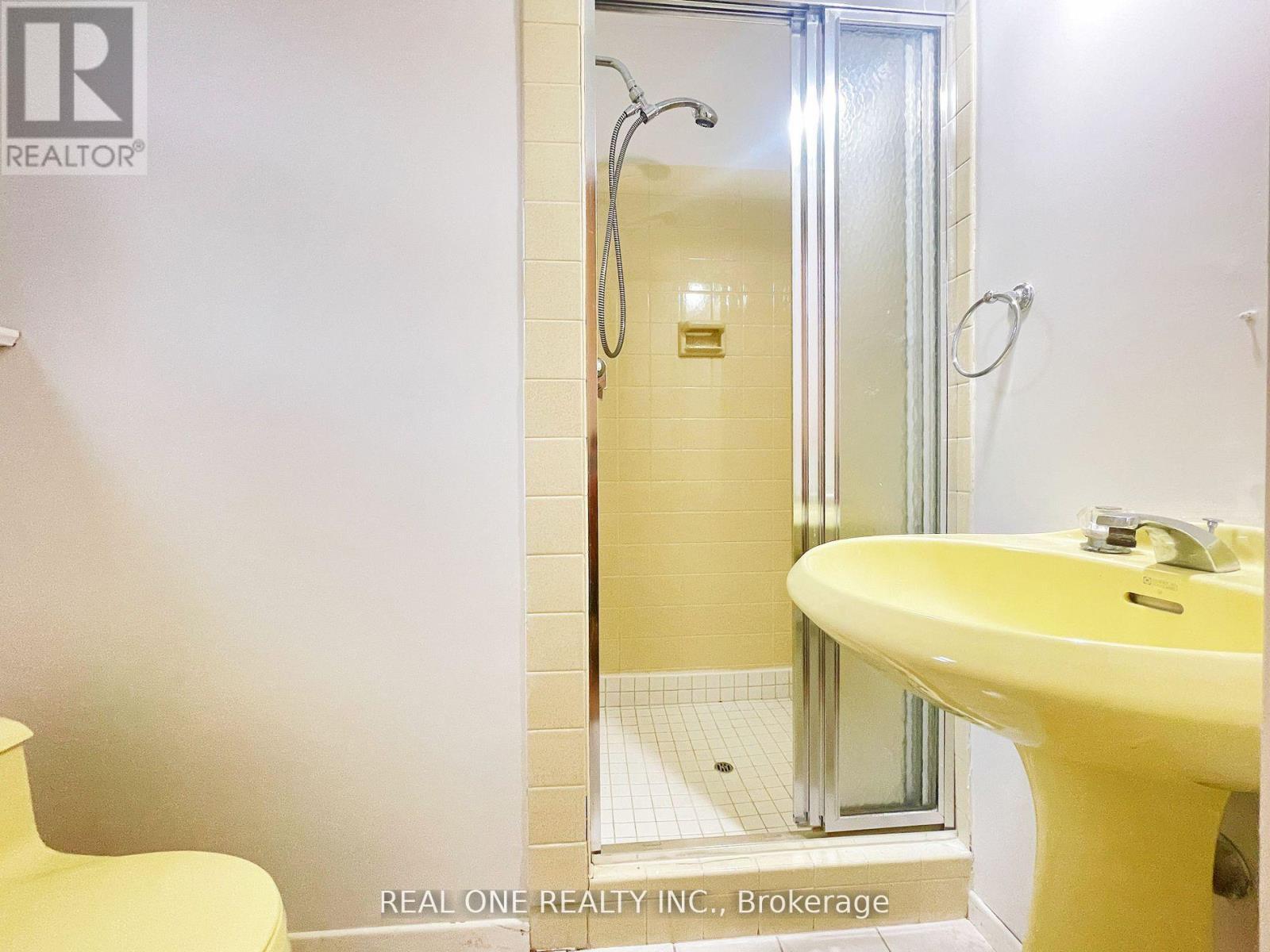 48 Lionel Heights Crescent, Toronto, ON - Indoor Photo Showing Bathroom