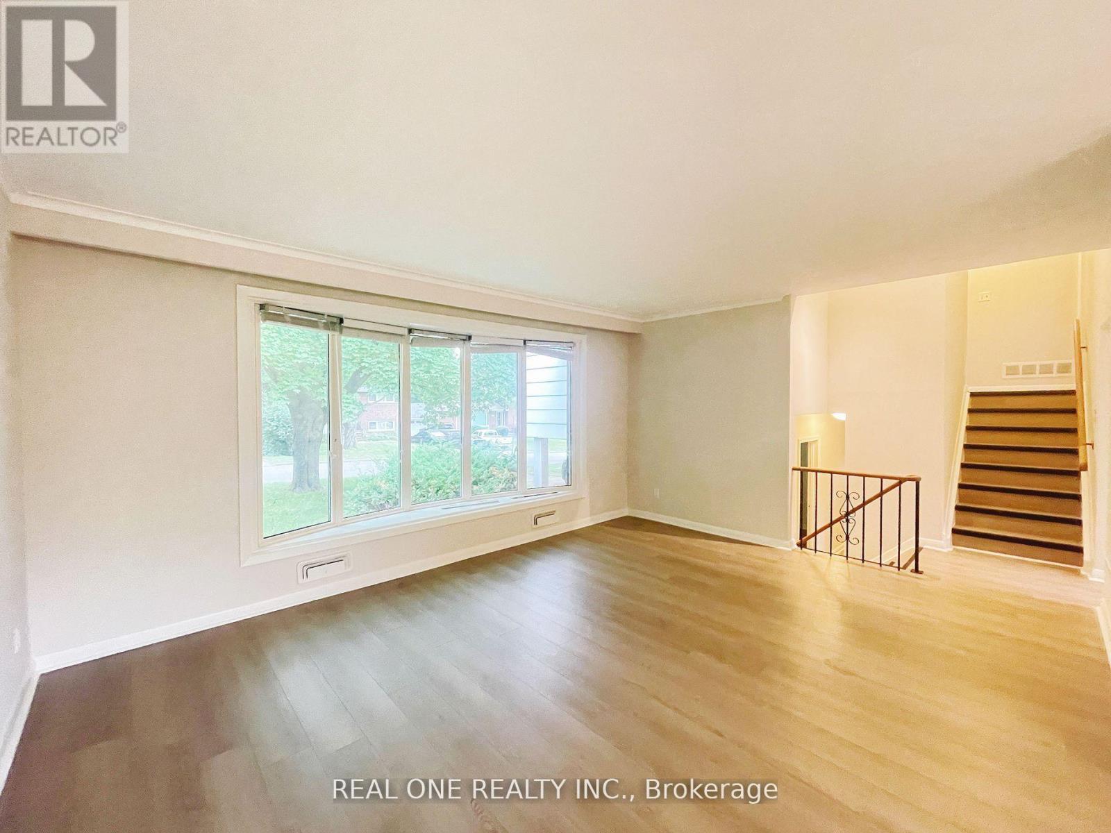 48 Lionel Heights Crescent, Toronto, ON - Indoor Photo Showing Other Room