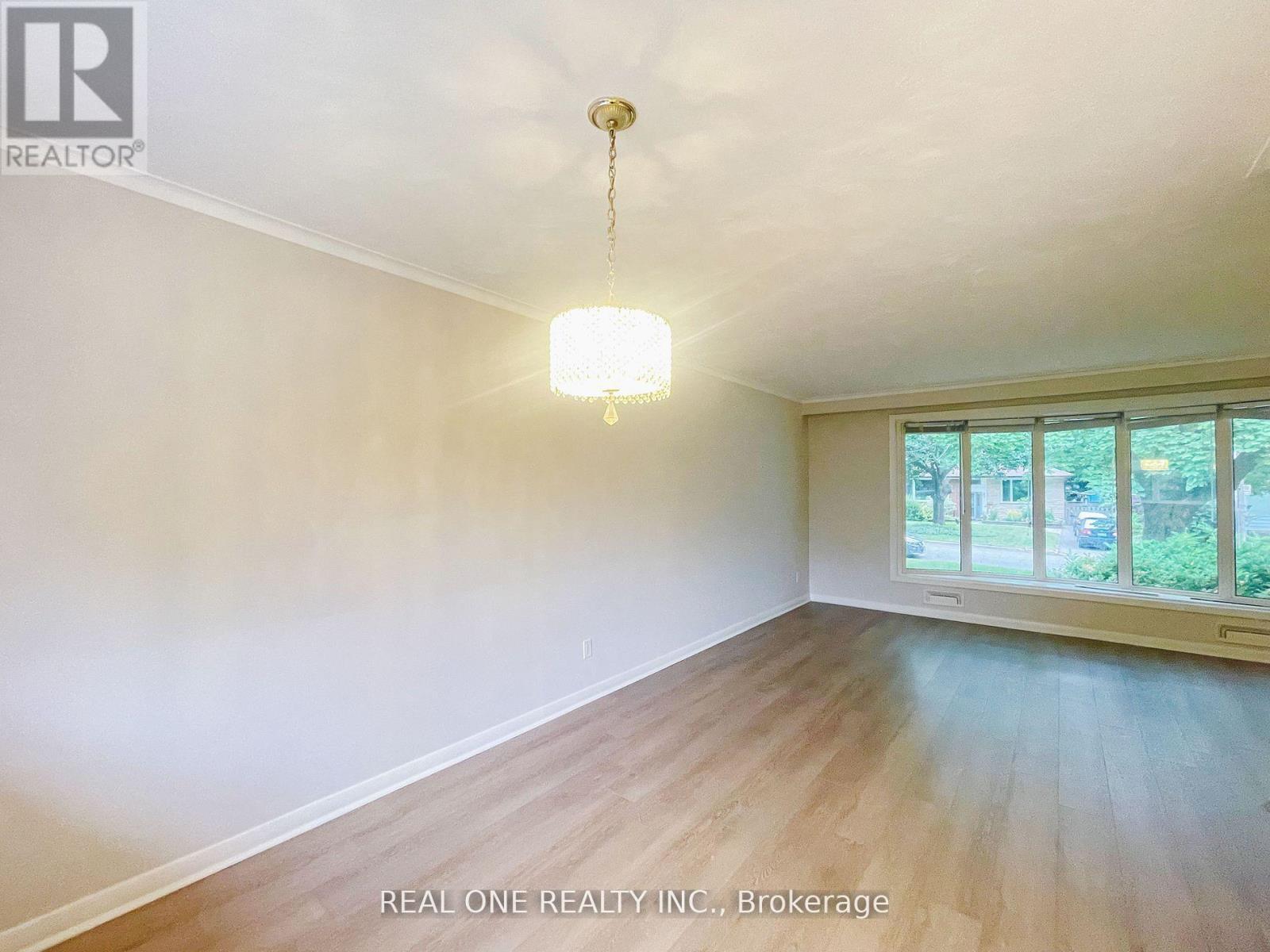 48 Lionel Heights Crescent, Toronto, ON - Indoor Photo Showing Other Room
