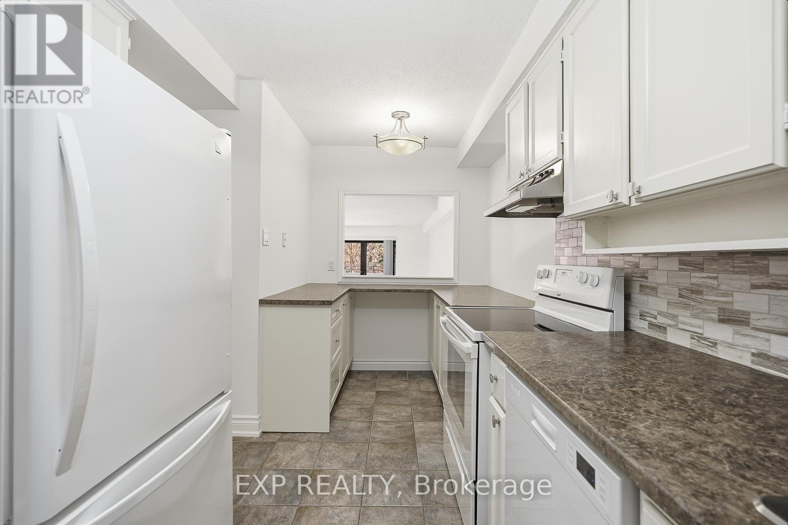 304 - 965 Inverhouse Drive, Mississauga, ON - Indoor Photo Showing Kitchen