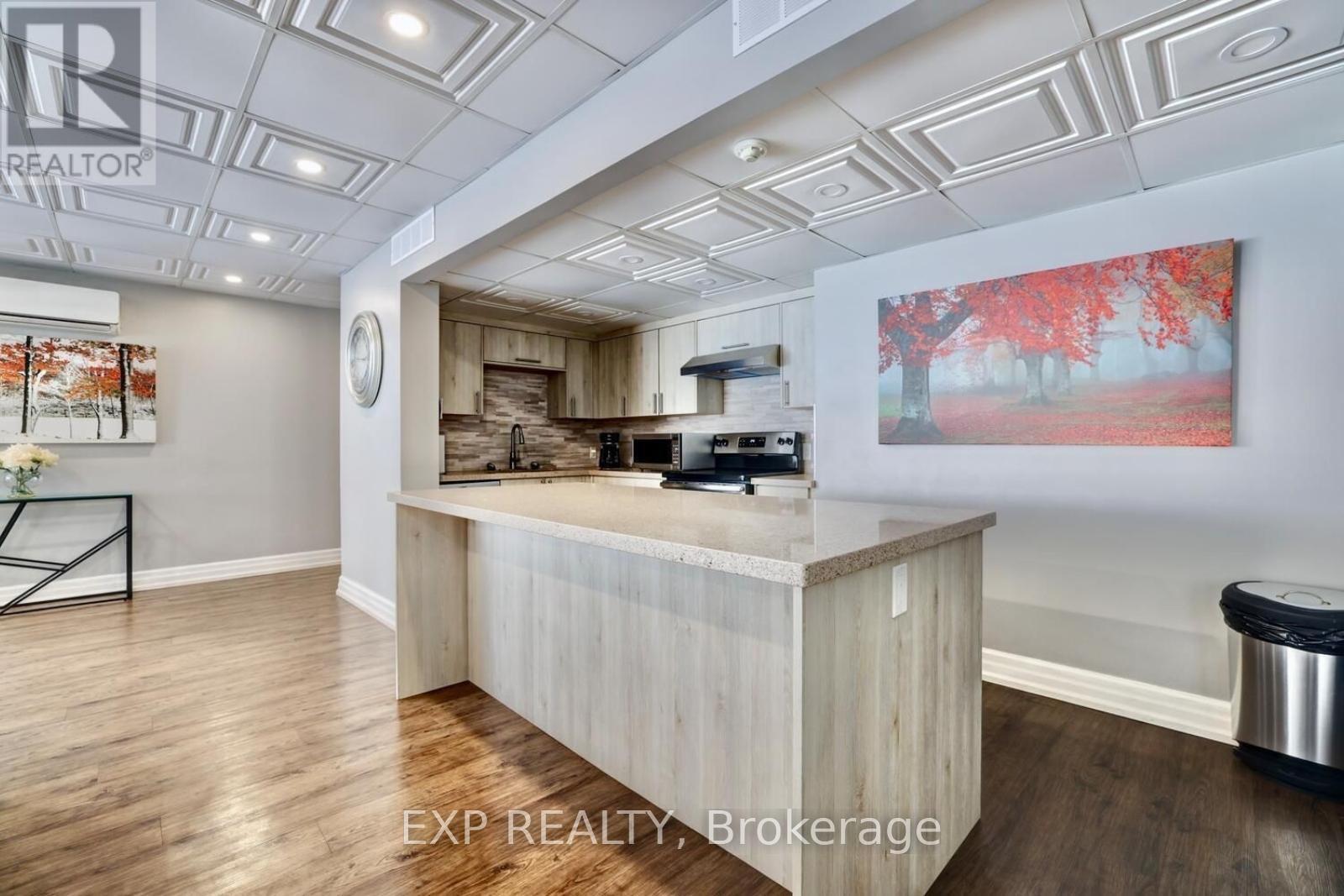 304 - 965 Inverhouse Drive, Mississauga, ON - Indoor Photo Showing Kitchen