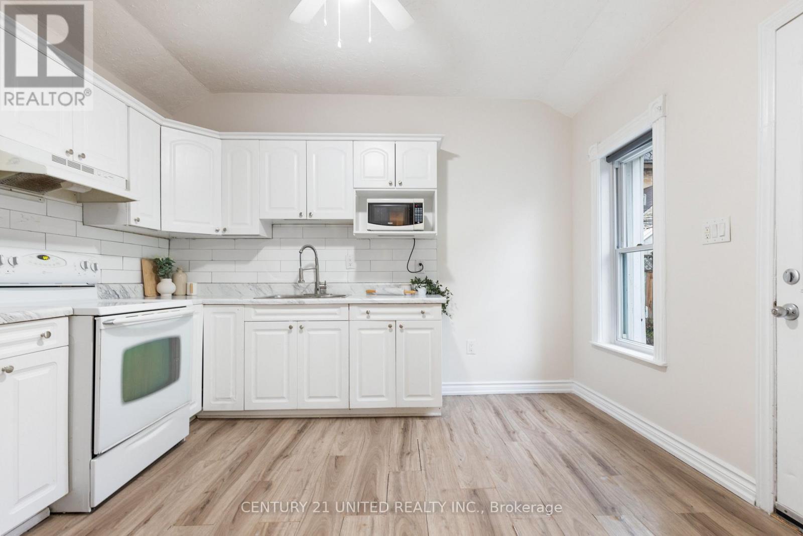 26 Park Street, Peterborough (Town Ward 3), ON - Indoor Photo Showing Kitchen
