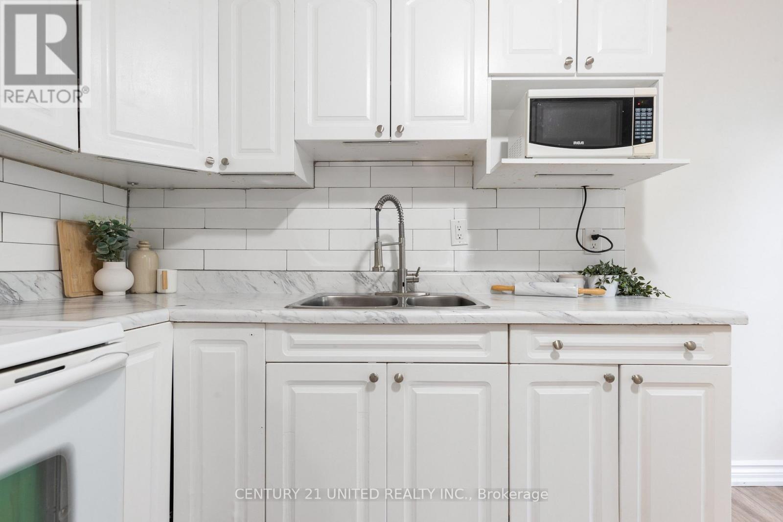 26 Park Street, Peterborough (Town Ward 3), ON - Indoor Photo Showing Kitchen With Double Sink