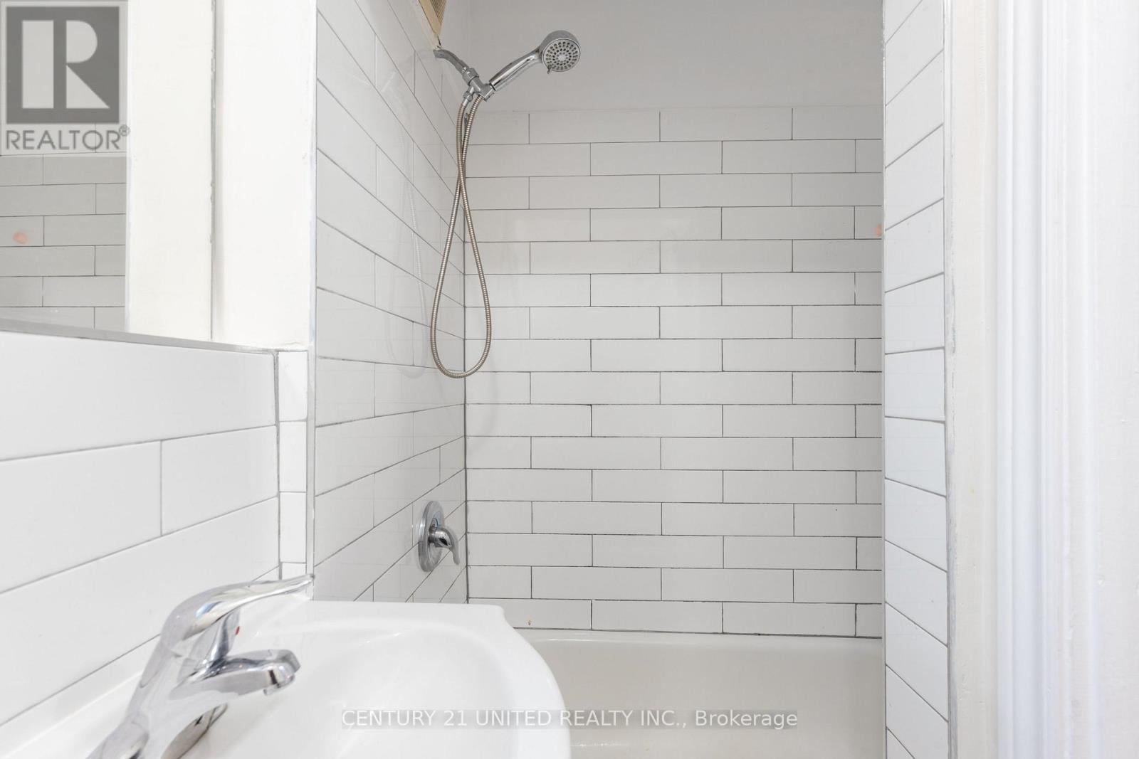 26 Park Street, Peterborough (Town Ward 3), ON - Indoor Photo Showing Bathroom