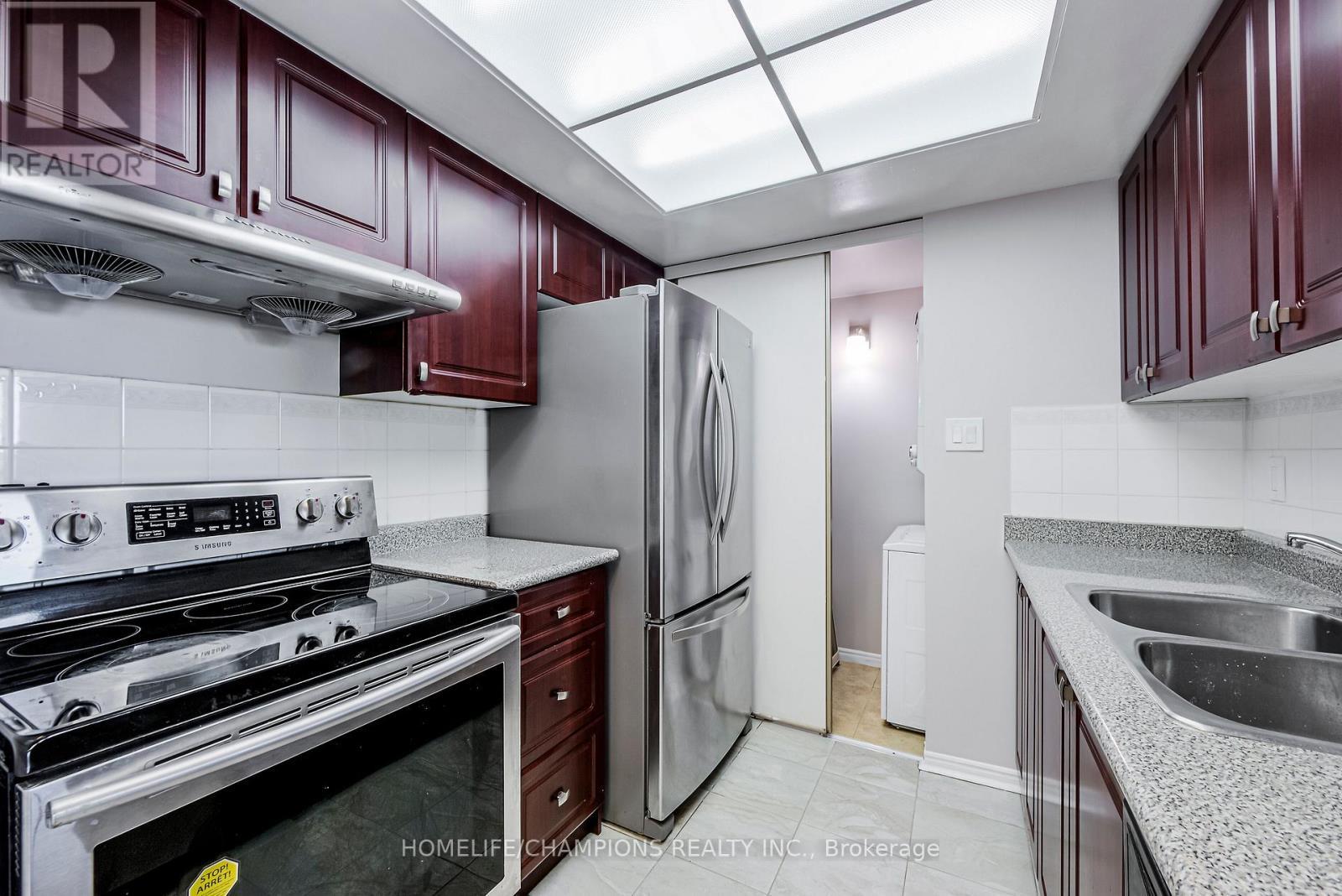 610 - 5 Greystone Walk Drive, Toronto, ON - Indoor Photo Showing Kitchen With Double Sink