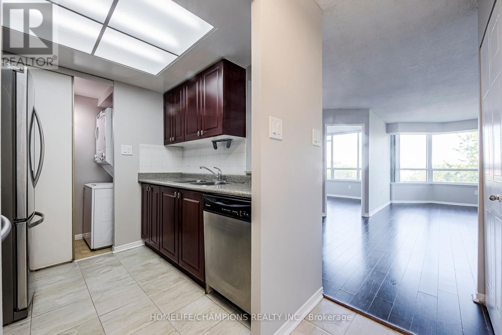 610 - 5 Greystone Walk Drive, Toronto, ON - Indoor Photo Showing Kitchen With Double Sink
