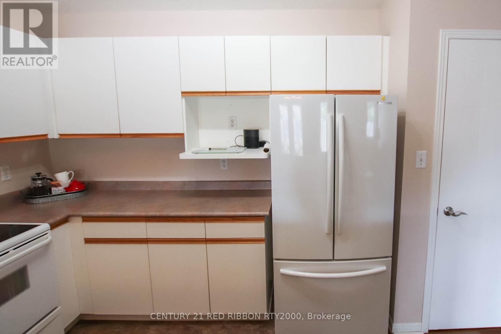 17 - 375 Scott Street E, Strathroy-Caradoc (Se), ON - Indoor Photo Showing Kitchen