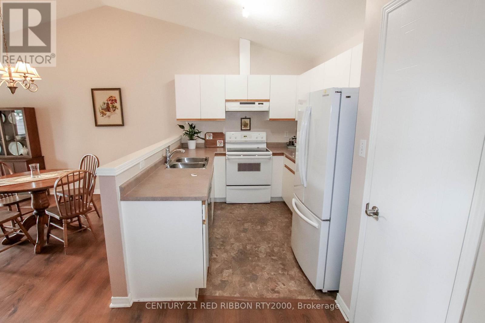 17 - 375 Scott Street E, Strathroy-Caradoc (Se), ON - Indoor Photo Showing Kitchen With Double Sink