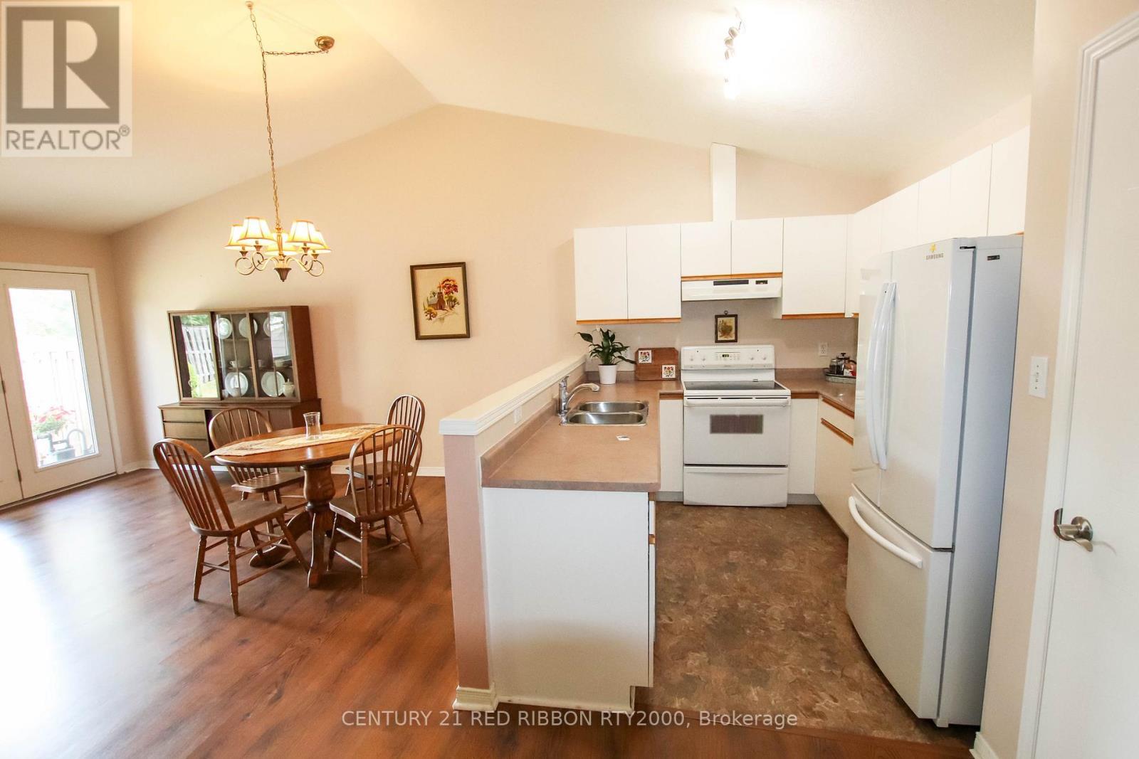 17 - 375 Scott Street E, Strathroy-Caradoc (Se), ON - Indoor