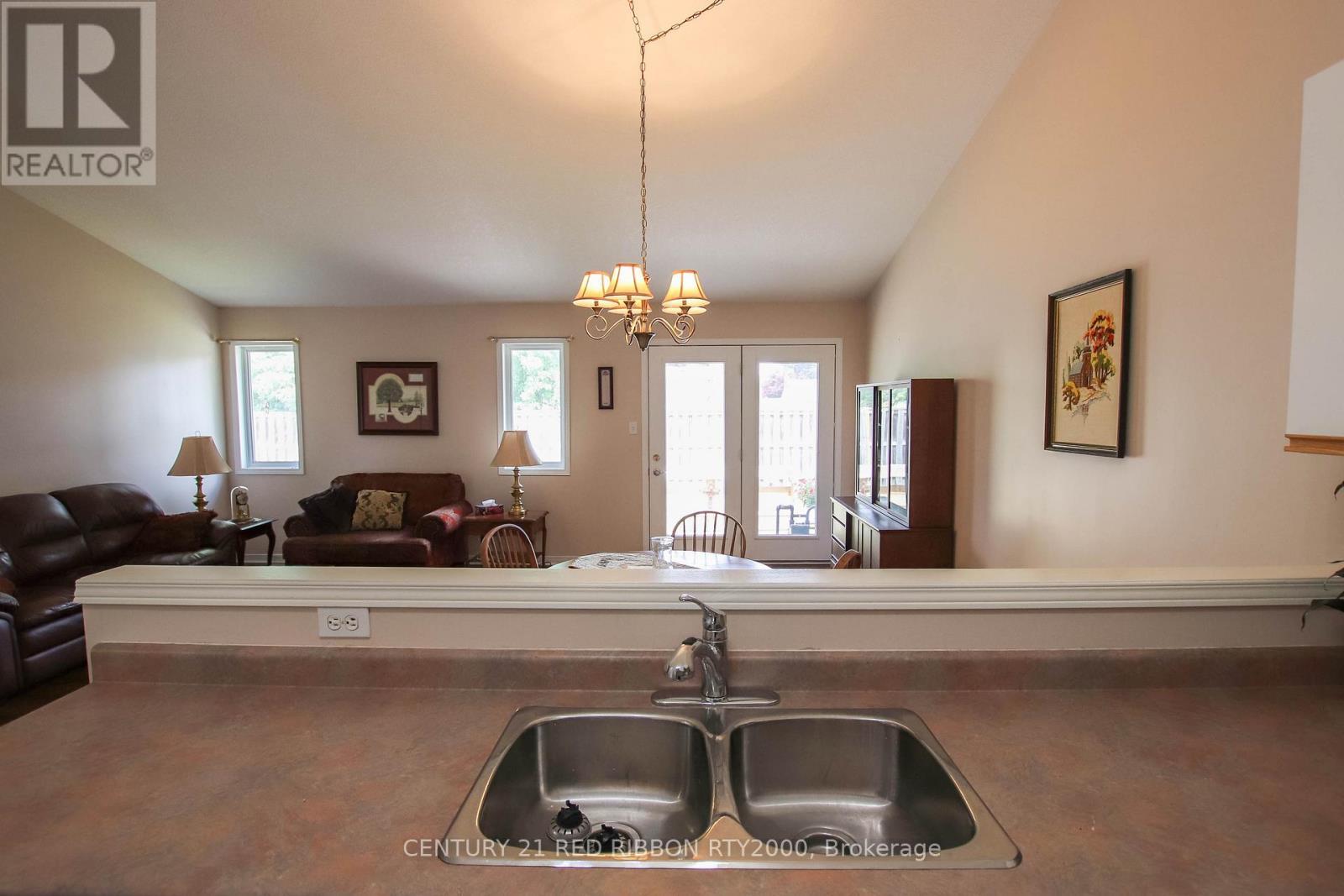 17 - 375 Scott Street E, Strathroy-Caradoc (Se), ON - Indoor Photo Showing Kitchen With Double Sink