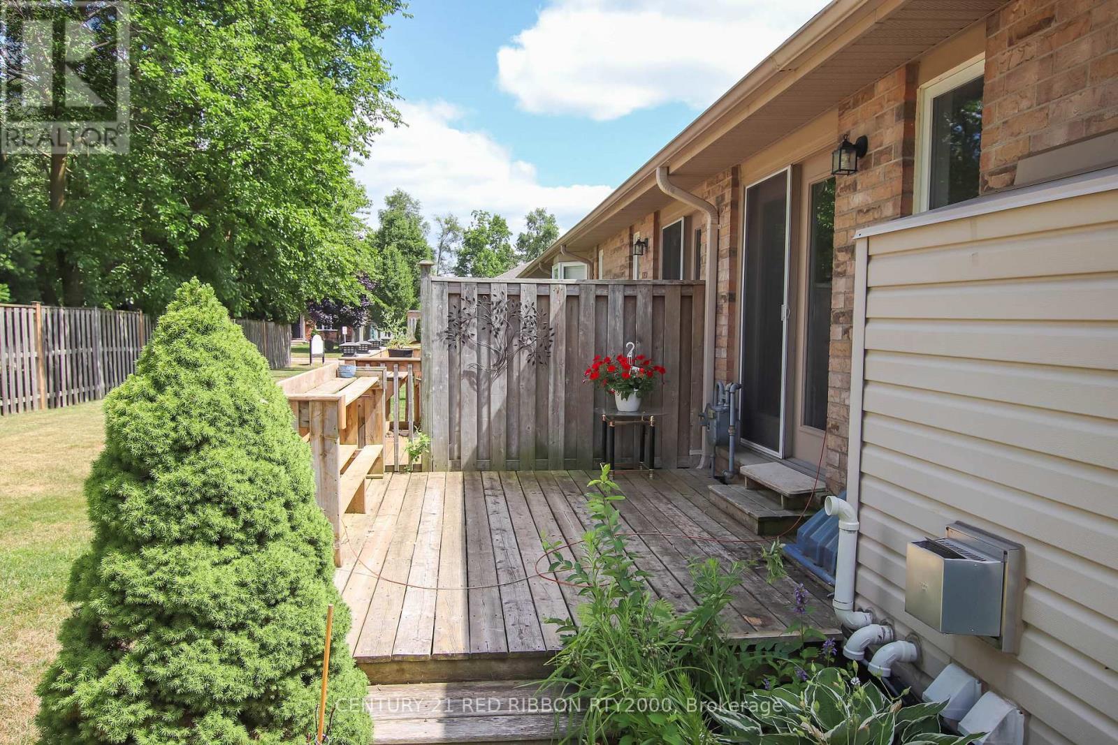 17 - 375 Scott Street E, Strathroy-Caradoc (Se), ON - Outdoor With Exterior