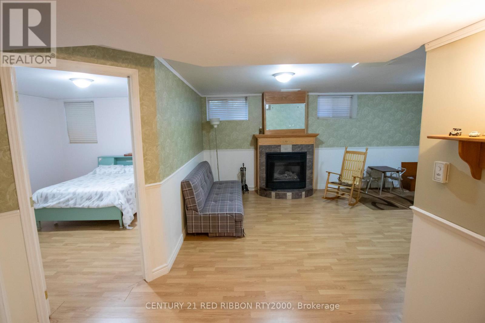 17 - 375 Scott Street E, Strathroy-Caradoc (Se), ON - Indoor With Fireplace