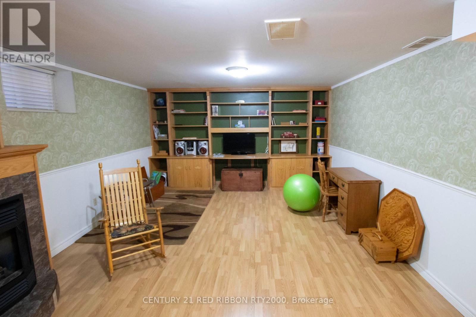 17 - 375 Scott Street E, Strathroy-Caradoc (Se), ON - Indoor Photo Showing Other Room With Fireplace