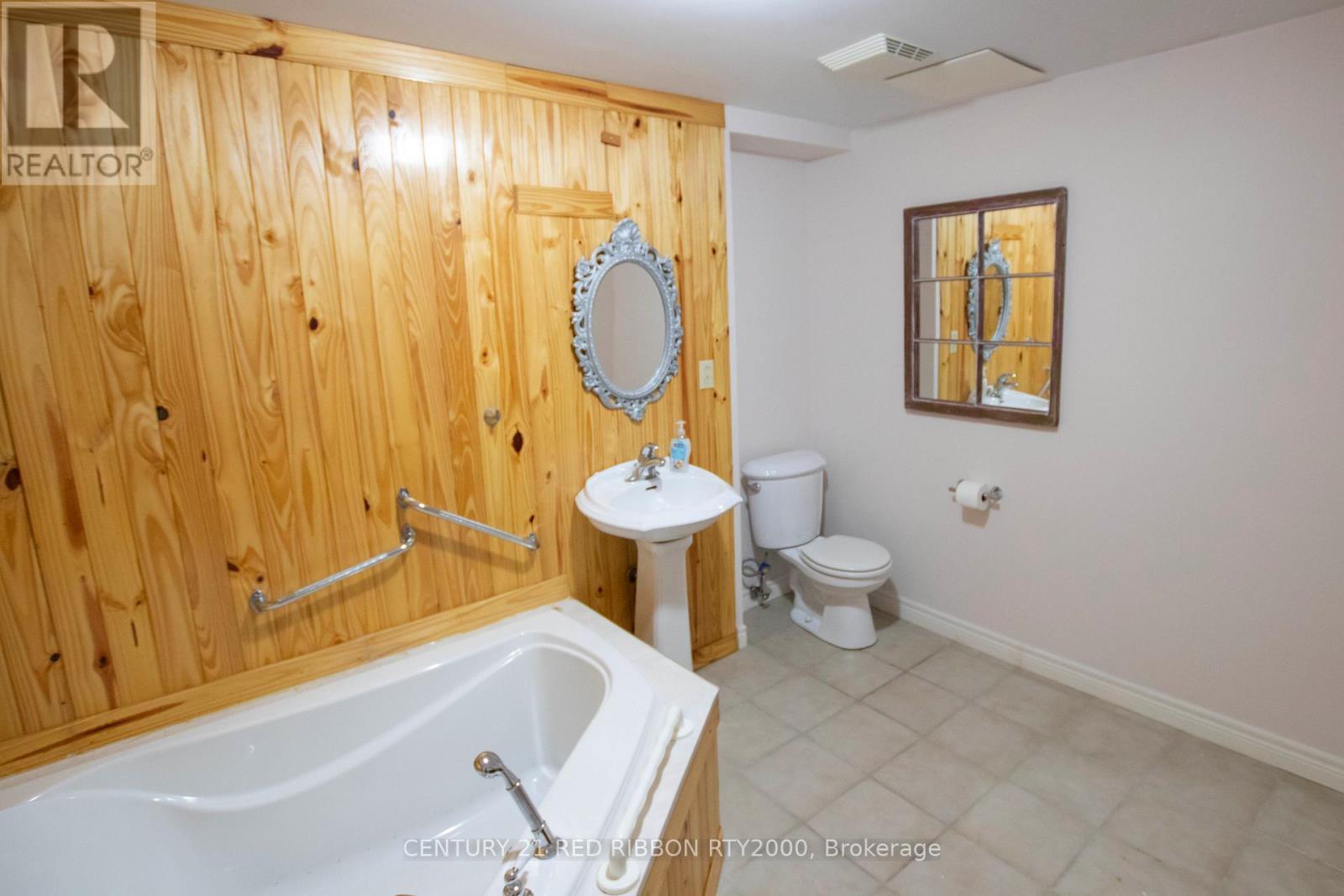 17 - 375 Scott Street E, Strathroy-Caradoc (Se), ON - Indoor Photo Showing Bathroom