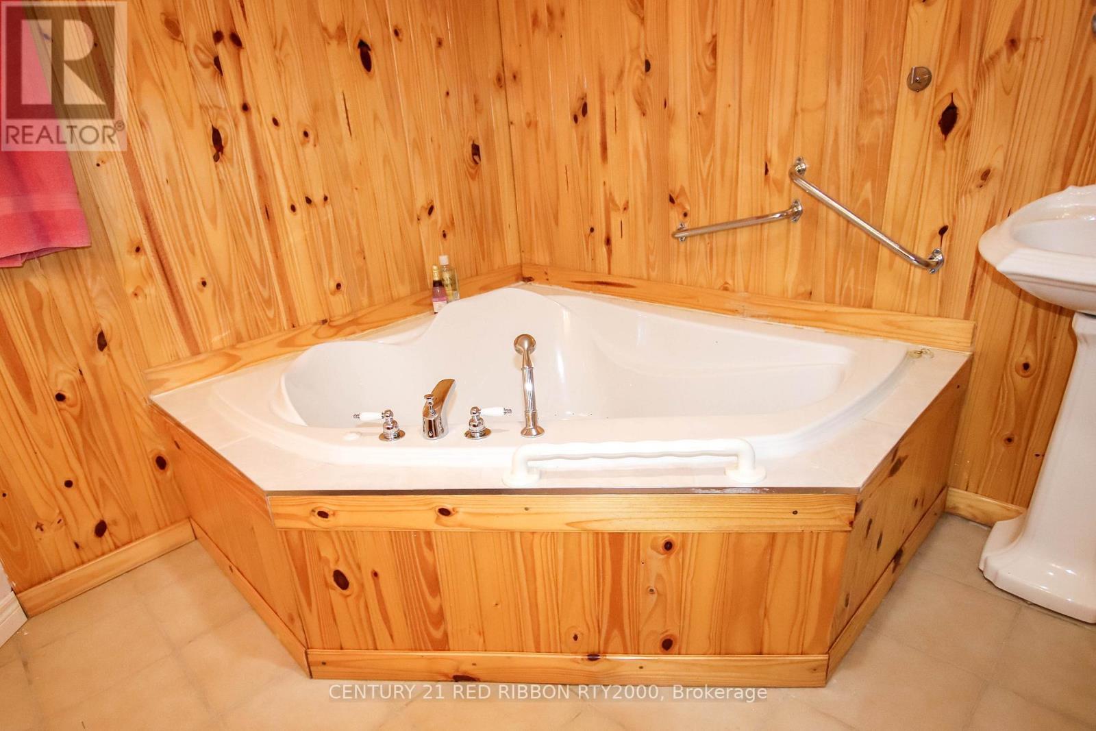 17 - 375 Scott Street E, Strathroy-Caradoc (Se), ON - Indoor Photo Showing Bathroom