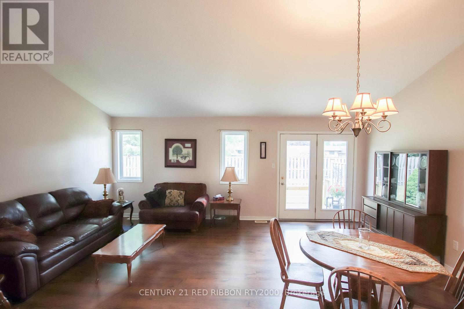 17 - 375 Scott Street E, Strathroy-Caradoc (Se), ON - Indoor