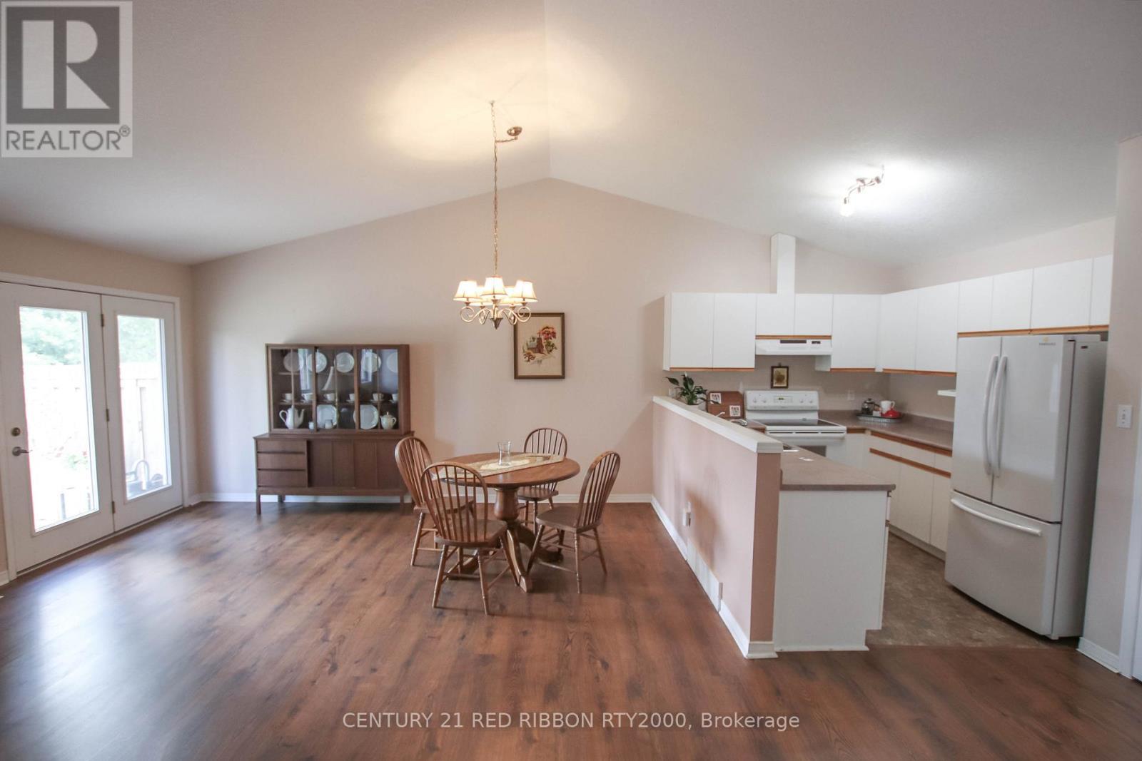 17 - 375 Scott Street E, Strathroy-Caradoc (Se), ON - Indoor