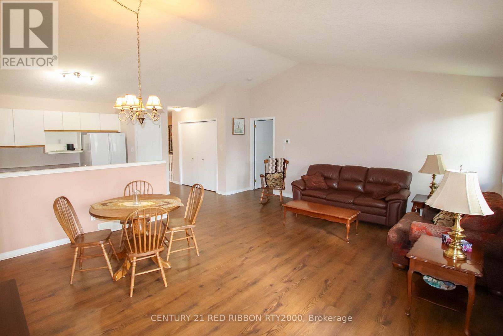 17 - 375 Scott Street E, Strathroy-Caradoc (Se), ON - Indoor