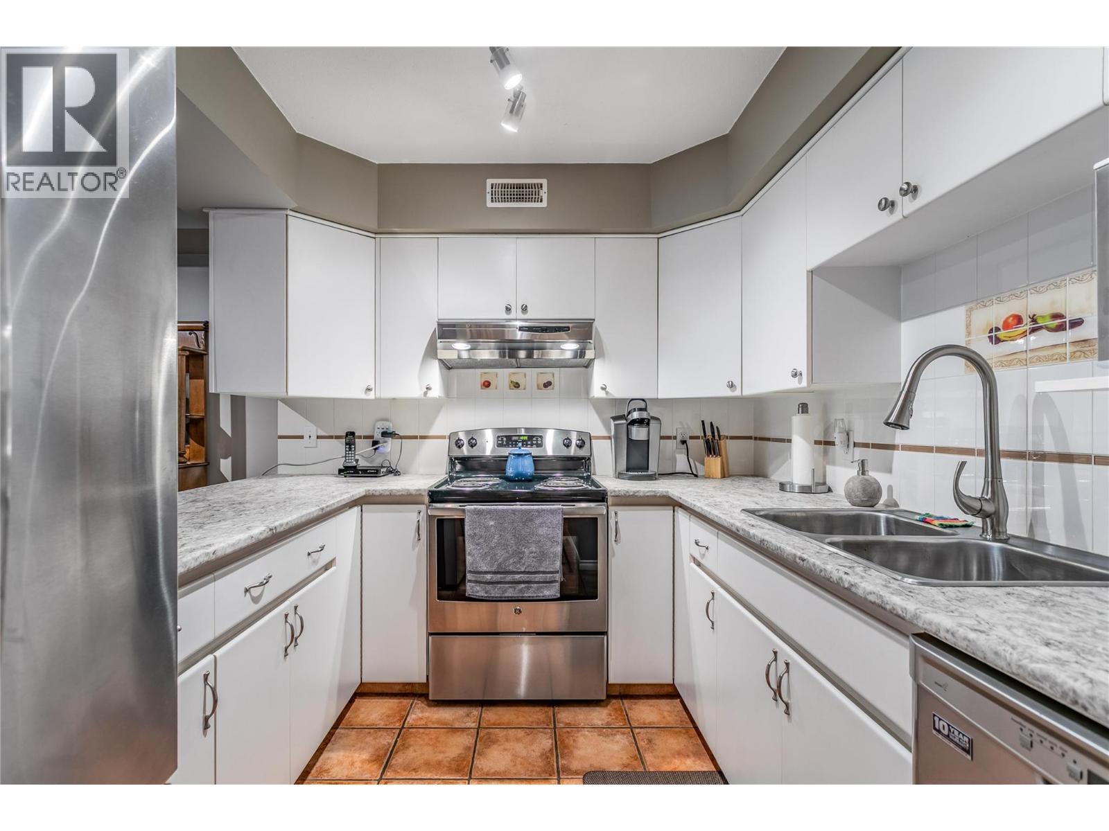 2370 Stillingfleet Road Unit# 125, Kelowna, BC - Indoor Photo Showing Kitchen With Double Sink