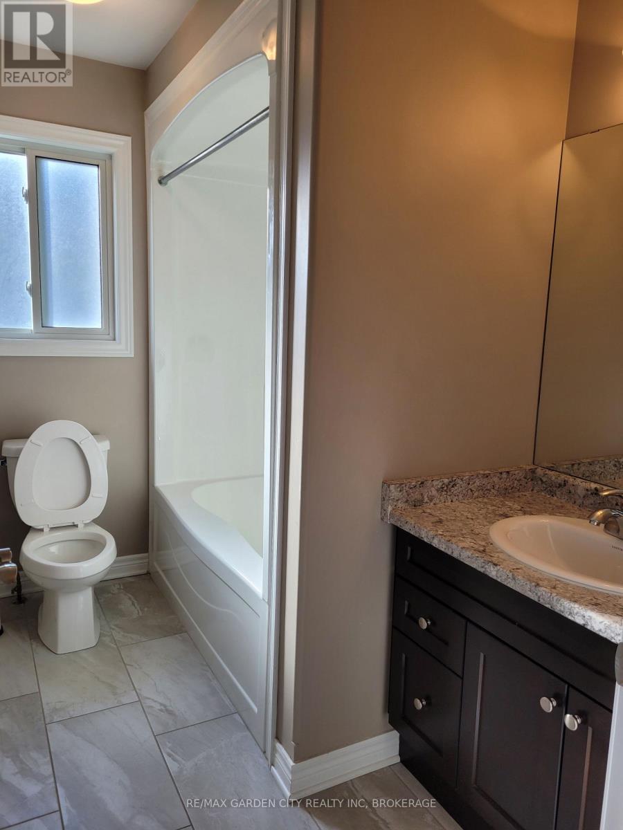 7770 Hanniwell Street, Niagara Falls (Oldfield), ON - Indoor Photo Showing Bathroom