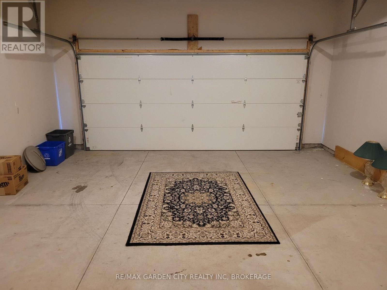 7770 Hanniwell Street, Niagara Falls (Oldfield), ON - Indoor Photo Showing Garage