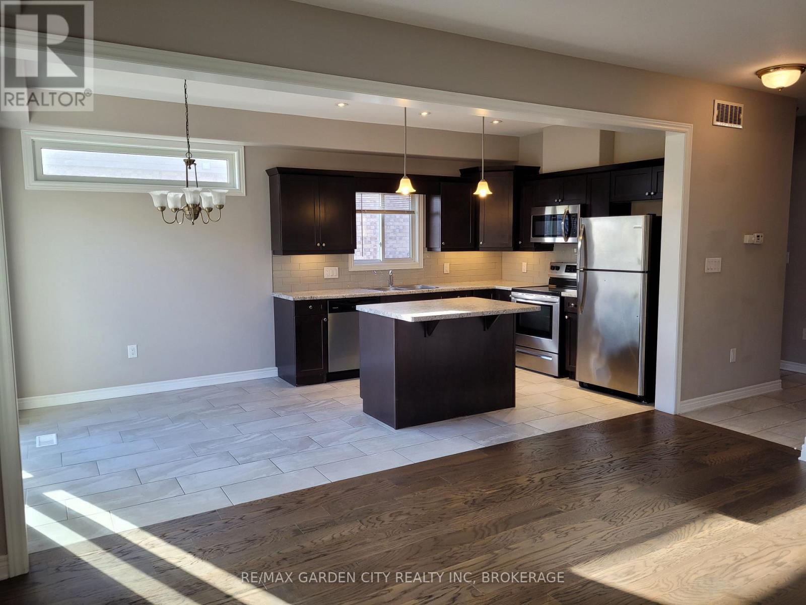 7770 Hanniwell Street, Niagara Falls (Oldfield), ON - Indoor Photo Showing Kitchen