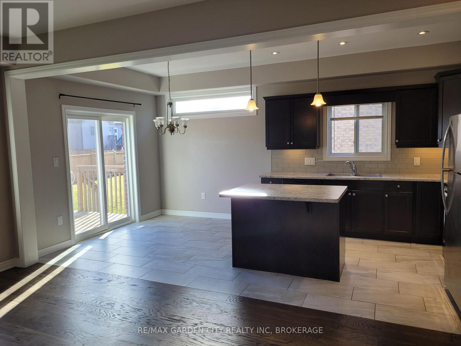 7770 Hanniwell Street, Niagara Falls (Oldfield), ON - Indoor Photo Showing Kitchen