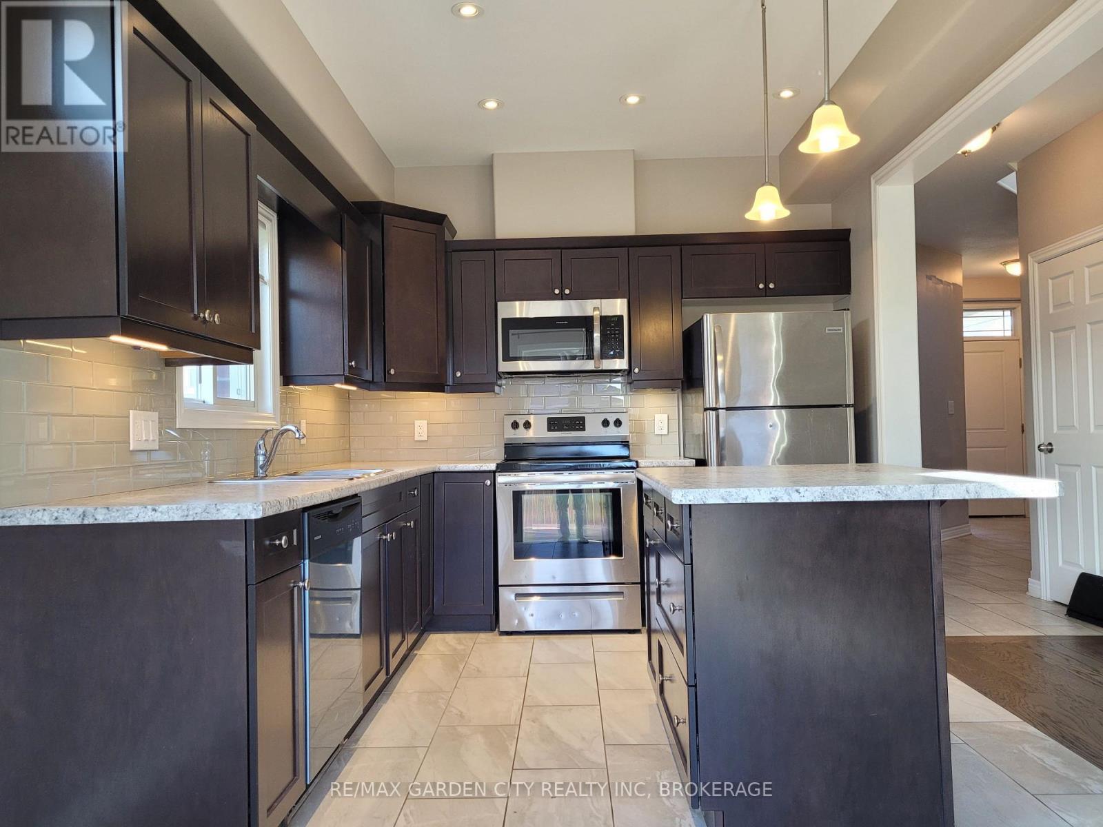 7770 Hanniwell Street, Niagara Falls (Oldfield), ON - Indoor Photo Showing Kitchen With Upgraded Kitchen