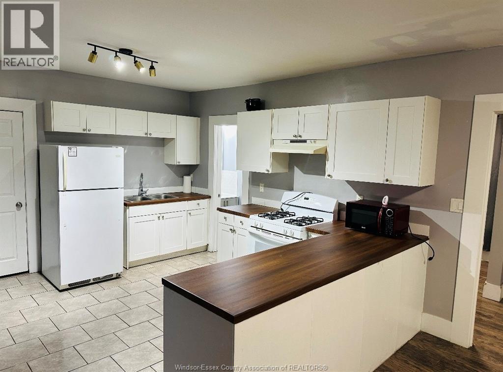 475 Louis, Windsor, ON - Indoor Photo Showing Kitchen With Double Sink