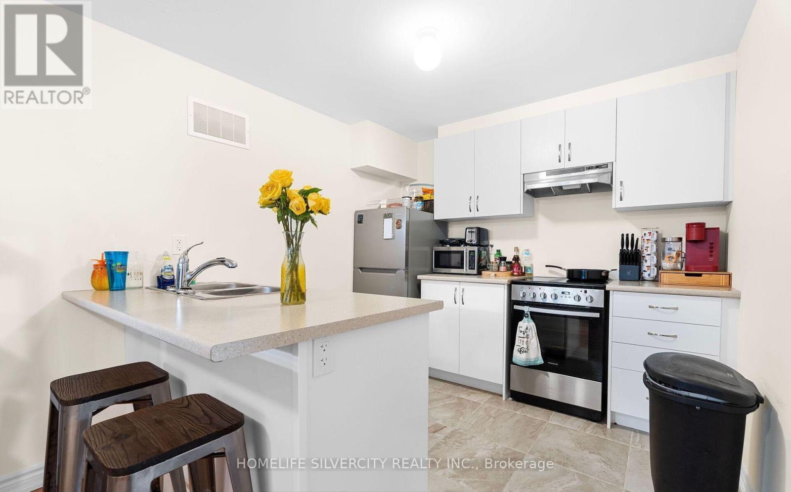 Bsmt - 124 Durham Avenue, Barrie, ON - Indoor Photo Showing Kitchen With Double Sink