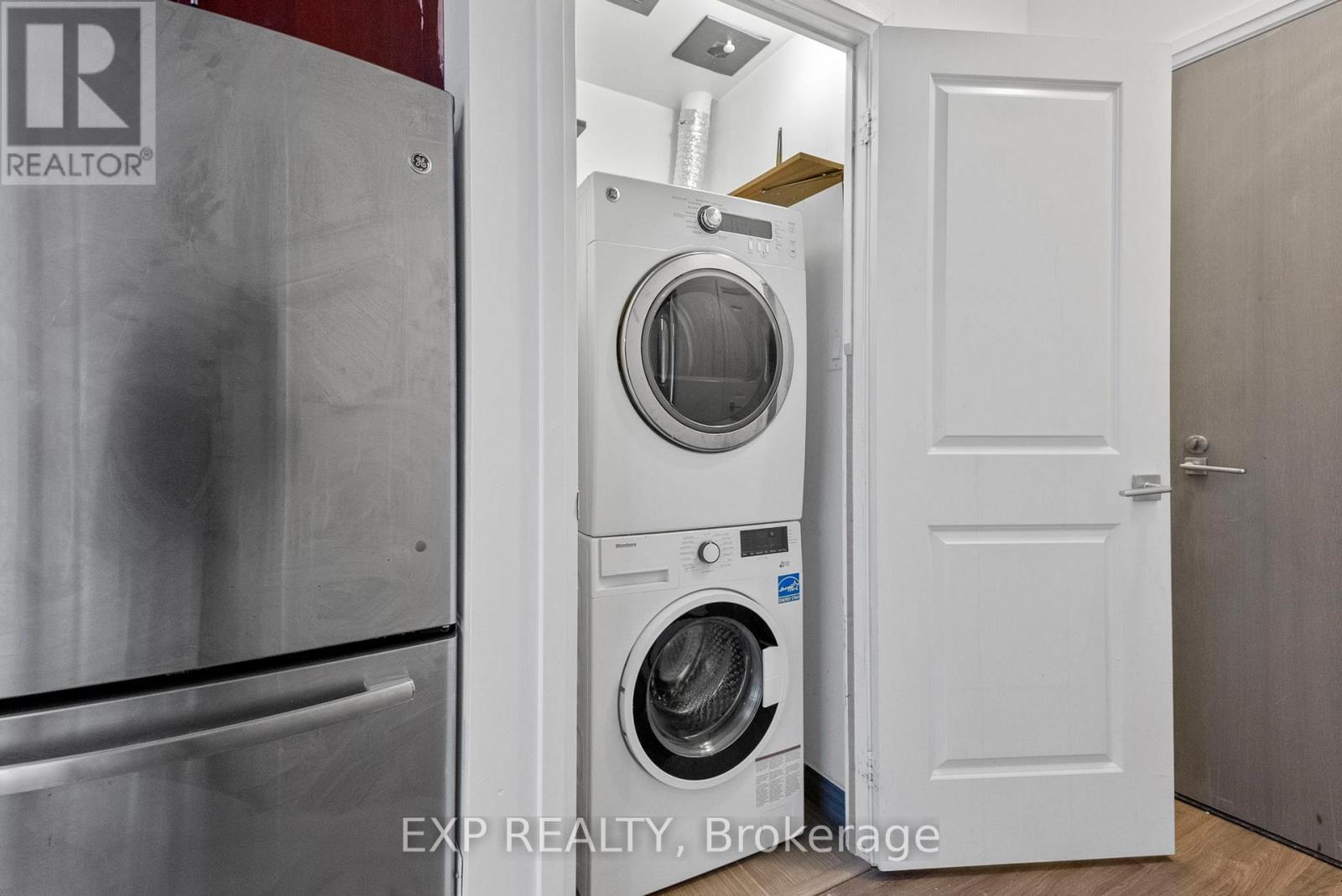 1011 - 7167 Yonge Street, Markham, ON - Indoor Photo Showing Laundry Room