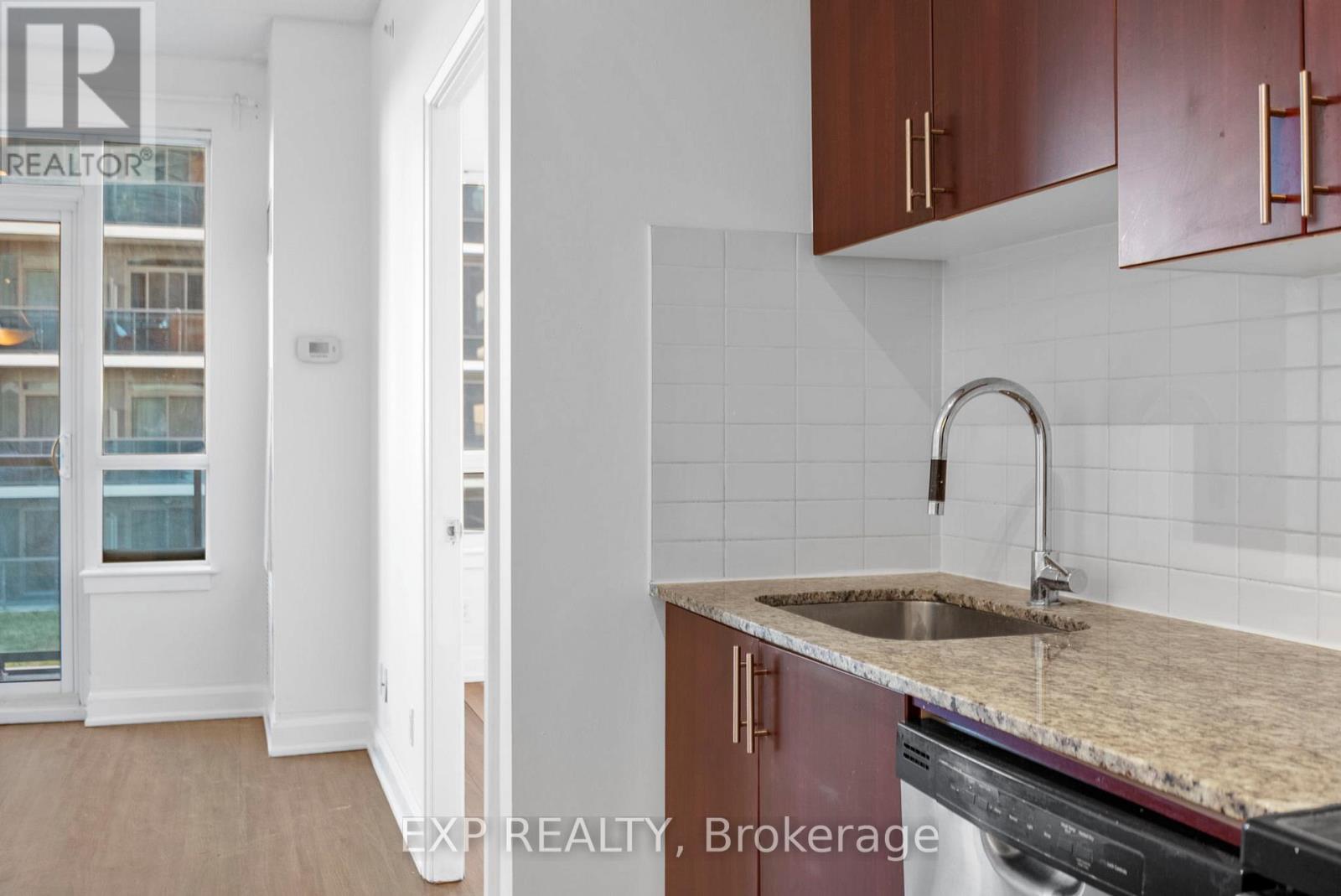 1011 - 7167 Yonge Street, Markham, ON - Indoor Photo Showing Kitchen