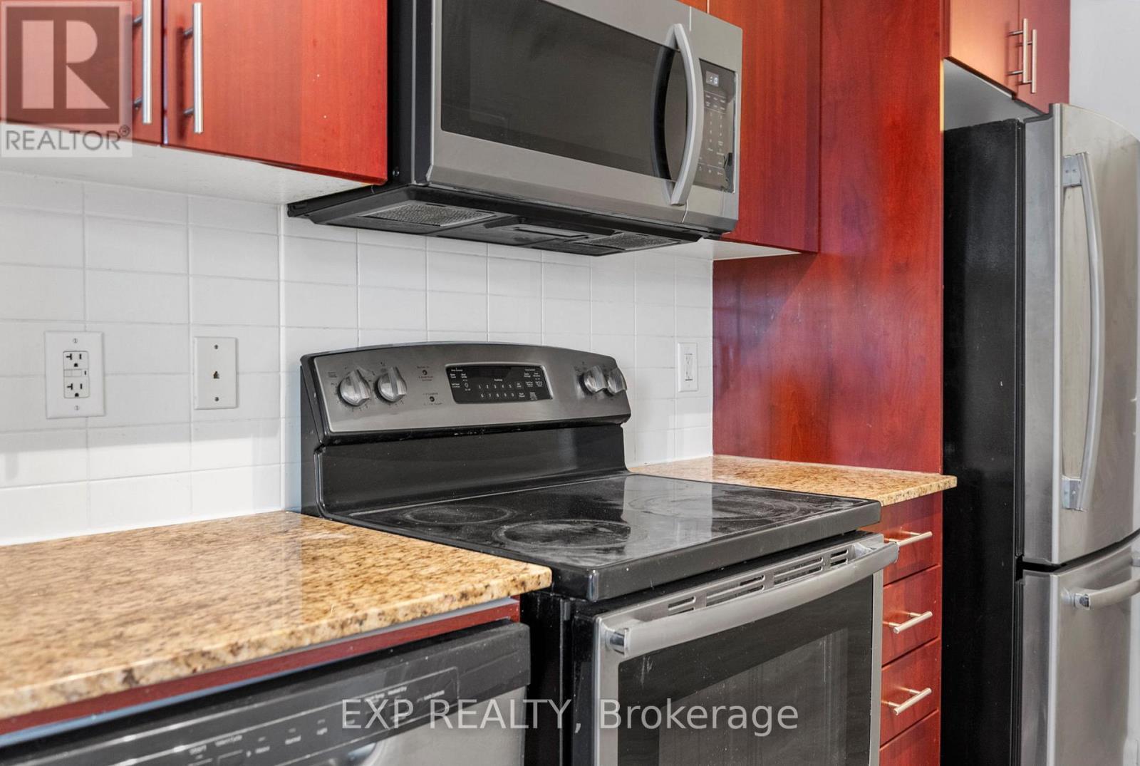 1011 - 7167 Yonge Street, Markham, ON - Indoor Photo Showing Kitchen