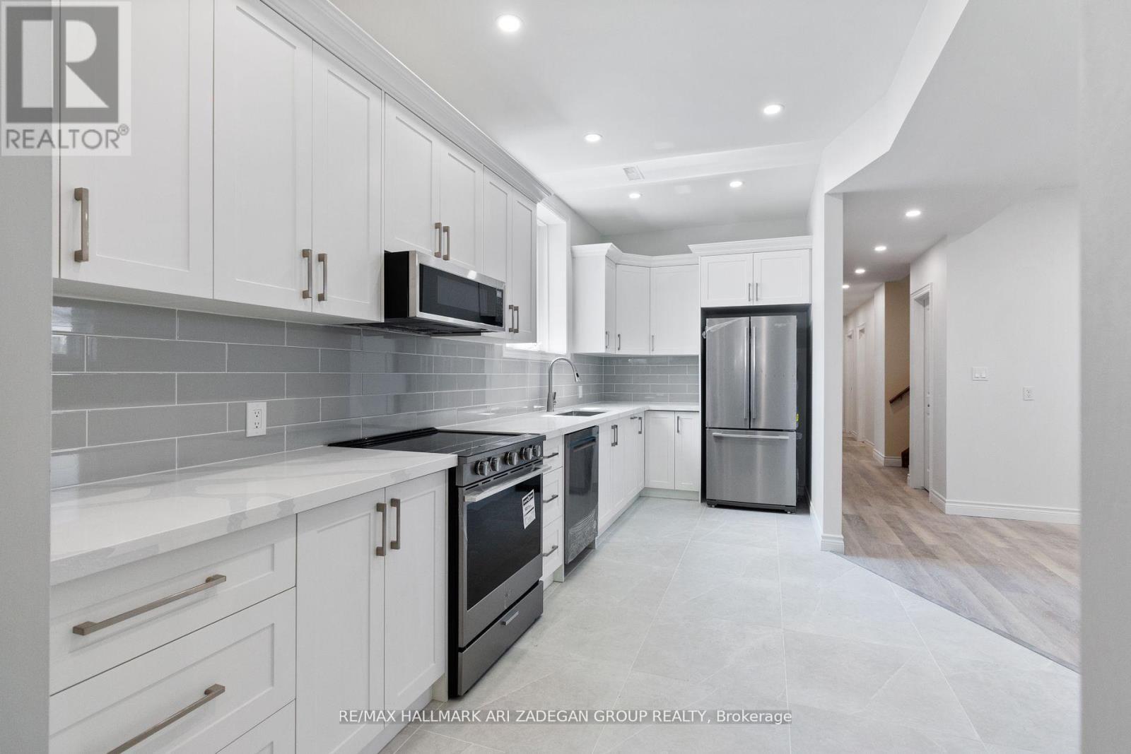 B - 177 The Queensway S, Georgina, ON - Indoor Photo Showing Kitchen With Upgraded Kitchen