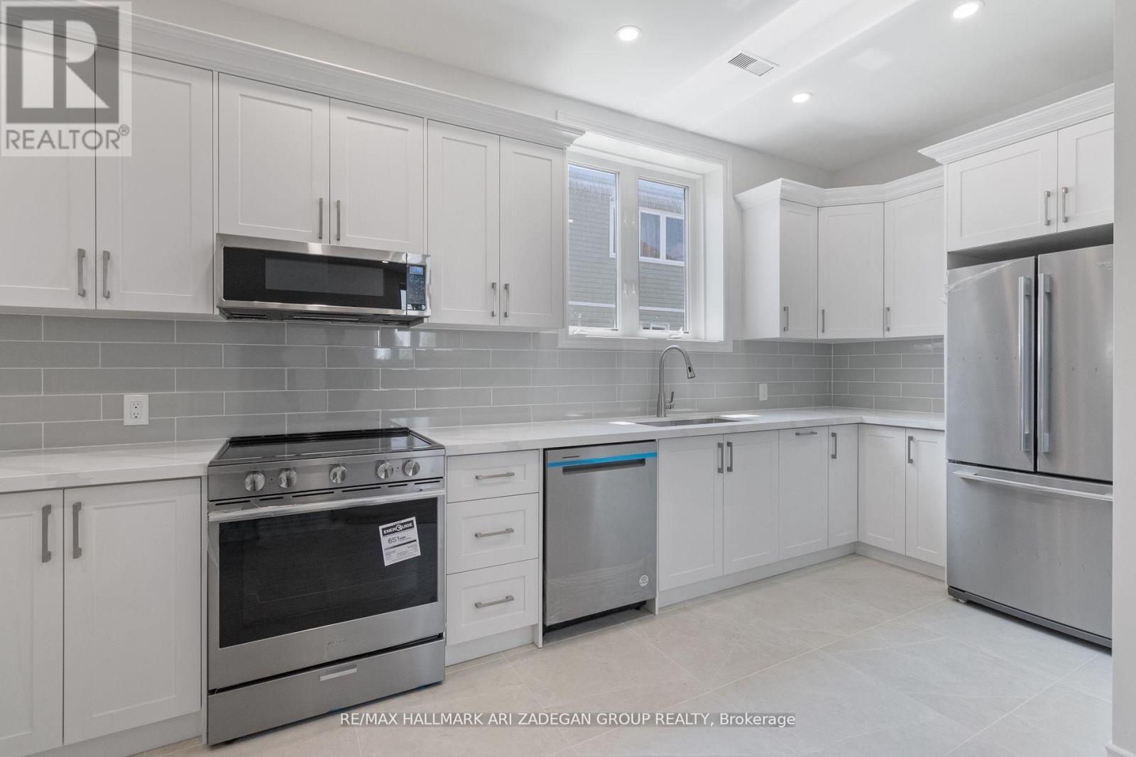 B - 177 The Queensway S, Georgina, ON - Indoor Photo Showing Kitchen