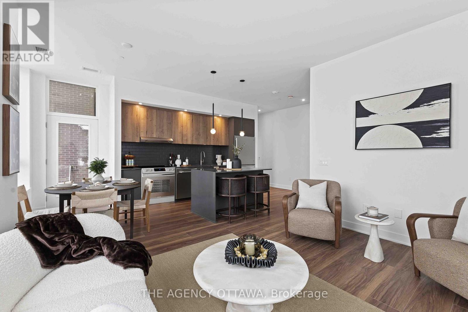 211 - 3071 Riverside Drive, Ottawa, ON - Indoor Photo Showing Living Room