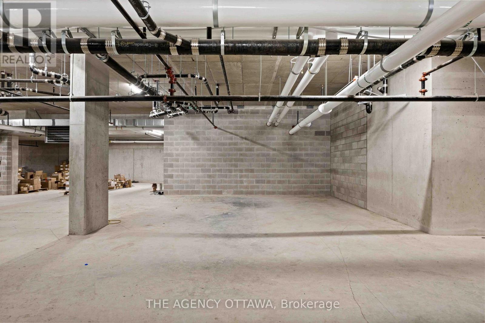 211 - 3071 Riverside Drive, Ottawa, ON - Indoor Photo Showing Garage